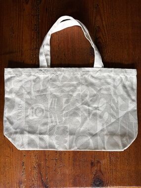 Vuori Light Gray and White Tote Bag Father's Day 2025, 10 Year Anniversary